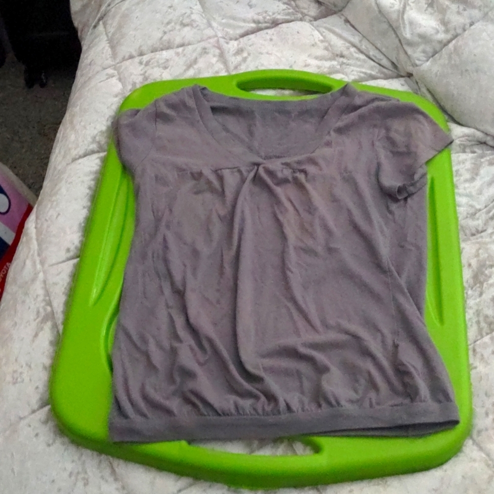 GREY PULLOVER V-NECK SHORT SLEEVE BLOUSE (L)